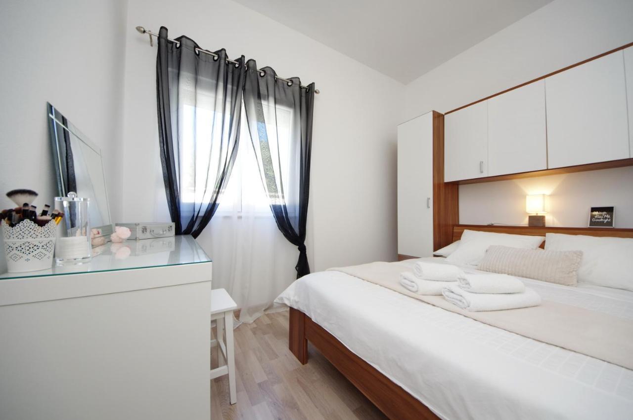 Apartmani Emili Sukošan Exteriör bild